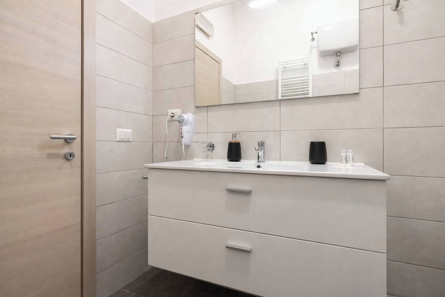 Douche, sèche-cheveux, bidet, serviettes fournies