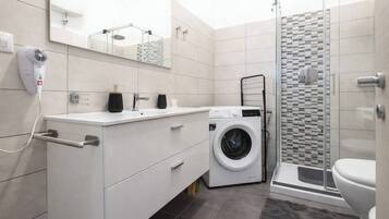 Doccia, asciugacapelli, bidet, asciugamani