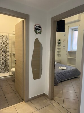 Shower, hair dryer, bidet, towels - Domus Tiziano: Elegant Living Room 30m from Metro C - Center of Rome (Roma)