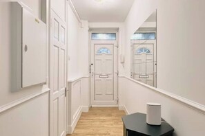 Interior - Spacious 3-bed Apartment by Stockwell Station (London)
