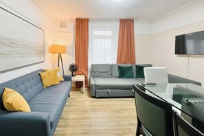 Living area - Spacious 3-bed Apartment by Stockwell Station (London)