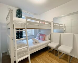 3 bedrooms, iron/ironing board, free WiFi, bed sheets - Spacious 3-bed Apartment by Stockwell Station (London)