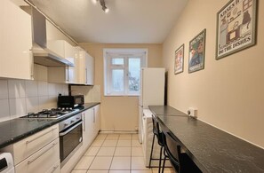 Fridge, microwave, oven, toaster - Spacious 3-bed Apartment by Stockwell Station (London)