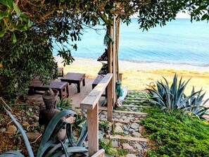 Outdoor dining - Shambala Beach House - Where Mountains Meet the Sea (Pomos)