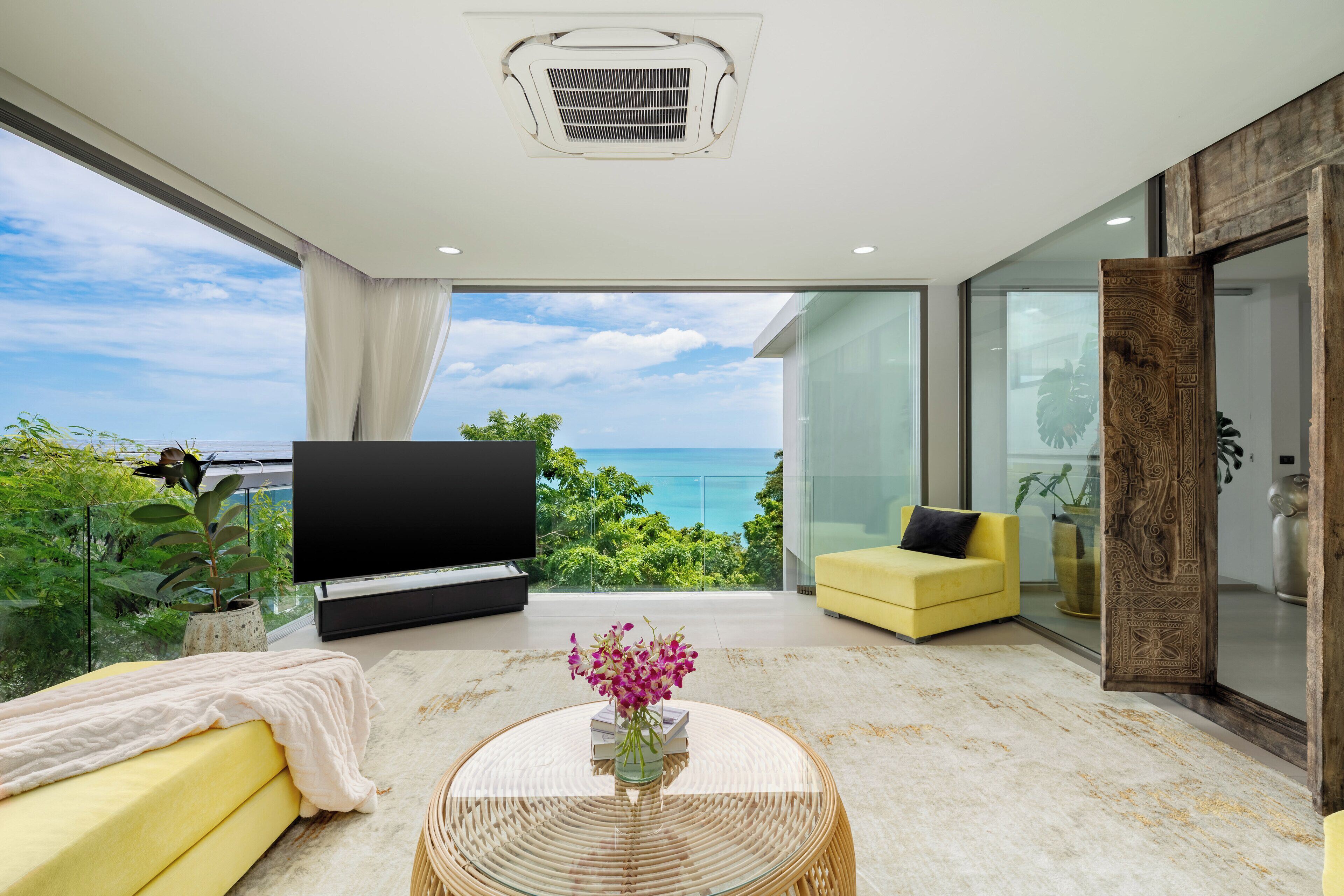 Villa de lujo, 5 habitaciones, piscina privada, vistas al mar | Zona de estar | Una televisión de pantalla plana