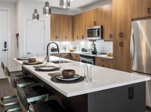 Private kitchen - Spacious 3-bedroom condo in beautiful Atlanta (Atlanta)