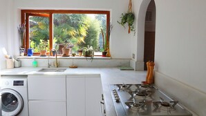Private kitchen - Artist house with garden sauna in London (London)