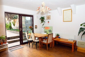Dining - Artist house with garden sauna in London (London)