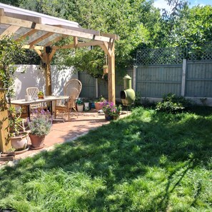 Outdoor dining - Artist house with garden sauna in London (London)