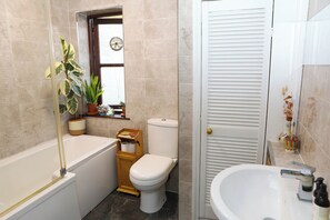 Hair dryer, towels, soap, toilet paper - Artist house with garden sauna in London (London)