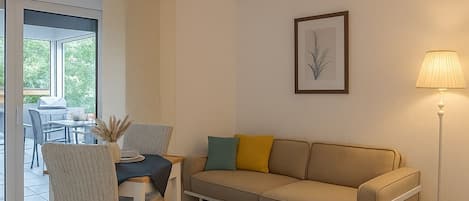 Classic Apartment, Garden View | Living area