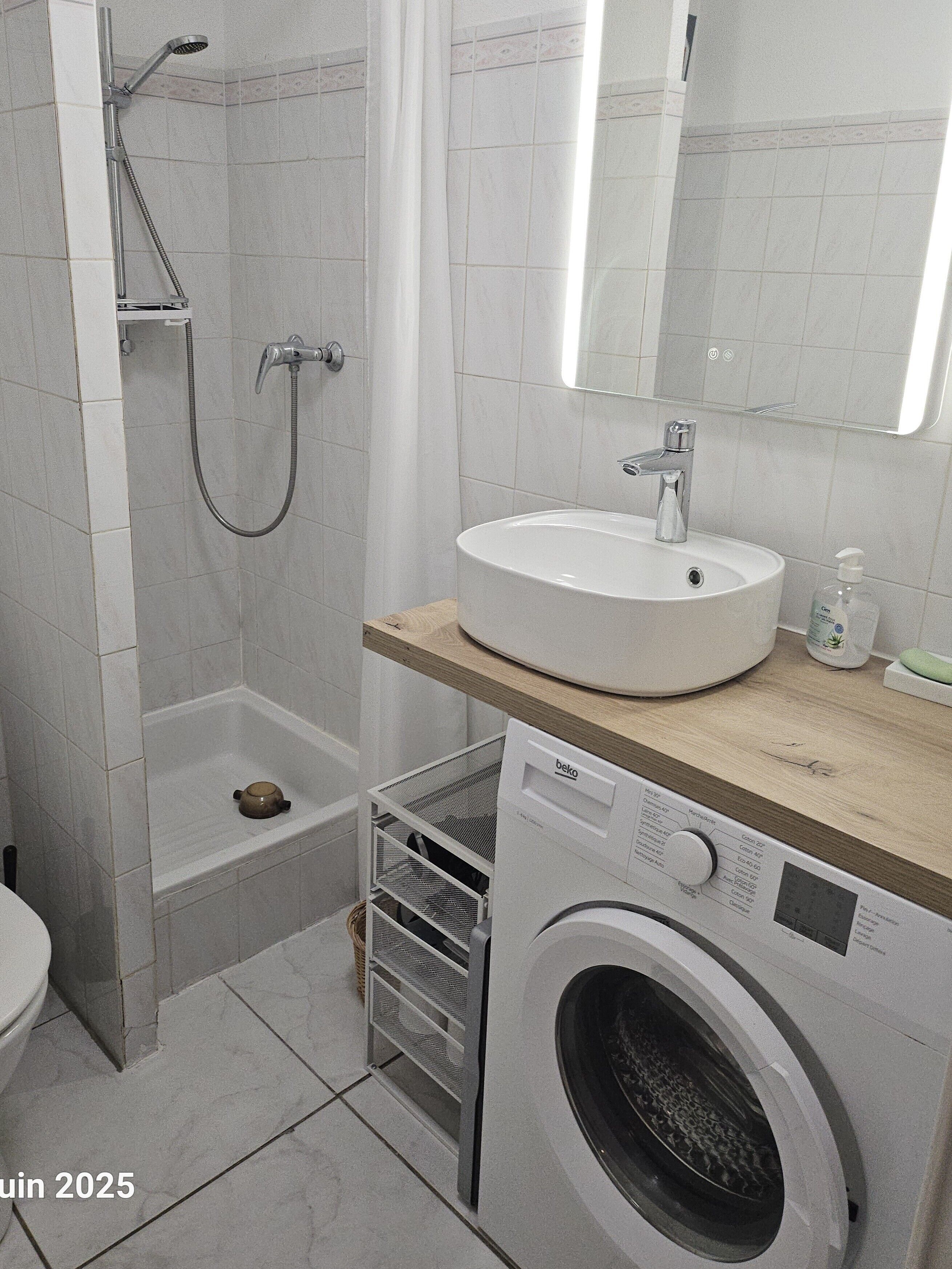 Een douche, handdoeken, toiletpapier