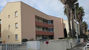 Unclassified image, 3 of 11, button - 40m², 100m from beach, garden, 1 bedroom, living room (sofa bed), fiber box, air conditioning, no pets (La Ciotat)