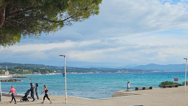 A coastal promenade with a clear view of the sea and distant mountains. - 40m², 100m from beach, garden, 1 bedroom, living room (sofa bed), fiber box, air conditioning, no pets (La Ciotat)