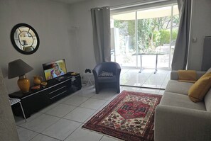 Living area - 40m², 100m from beach, garden, 1 bedroom, living room (sofa bed), fiber box, air conditioning, no pets (La Ciotat)