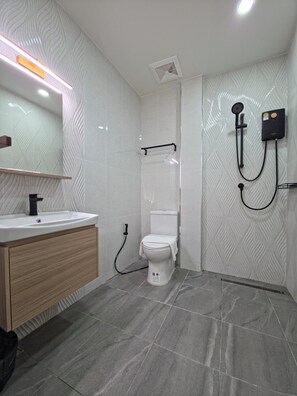 Camera Standard | Bagno | Doccia, set di cortesia gratuito, asciugacapelli, asciugamani