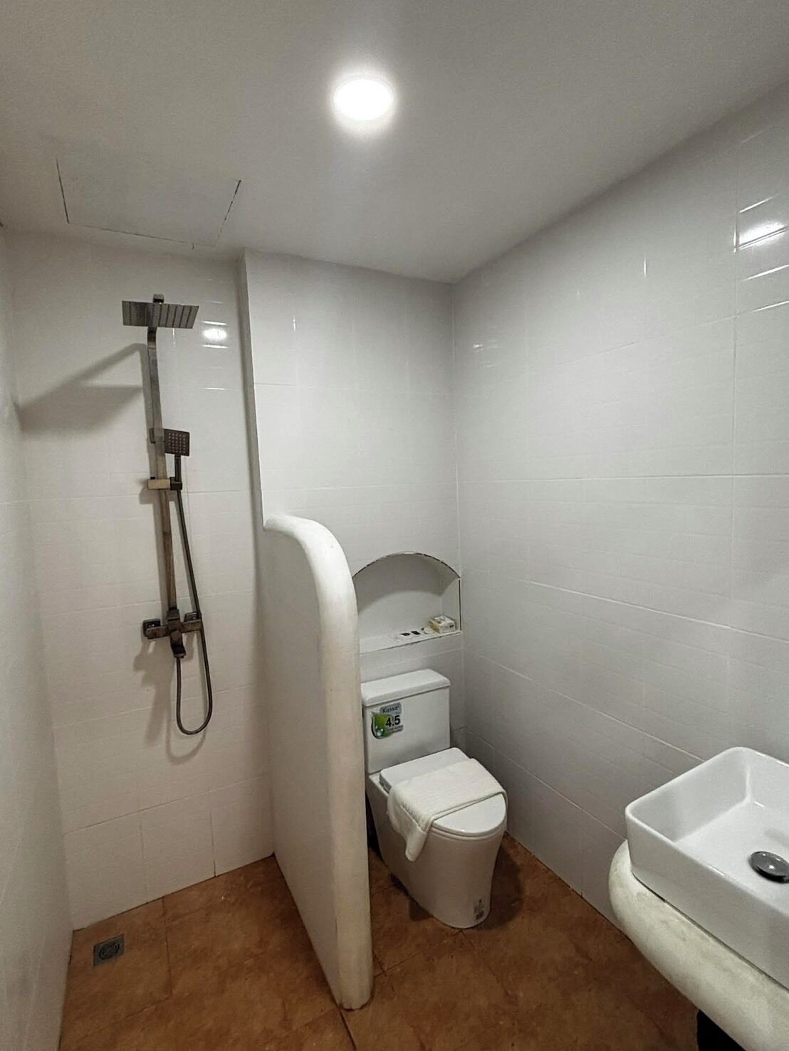 Un baño con ducha, inodoro y lavamanos.