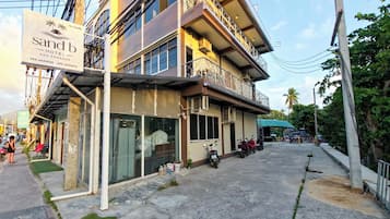 Vista frontal de la propiedad