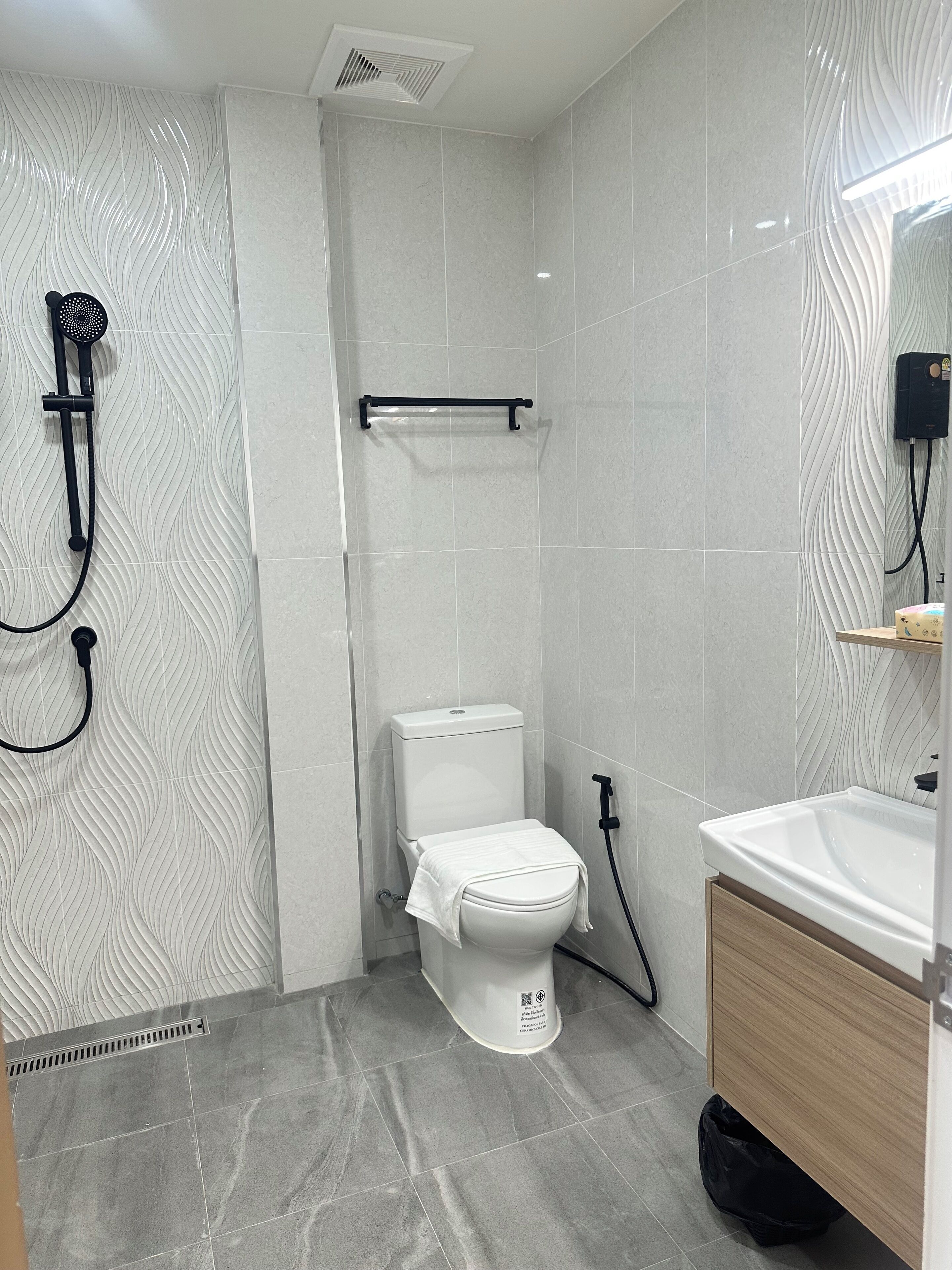 Klassieke kamer | Badkamer | Een douche, gratis toiletartikelen, een haardroger, handdoeken