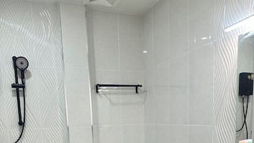 Klassieke kamer | Badkamer | Een douche, gratis toiletartikelen, een haardroger, handdoeken