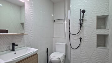 Rom – standard | Bad | Dusj, toalettartikler (inkludert), hårføner og håndklær