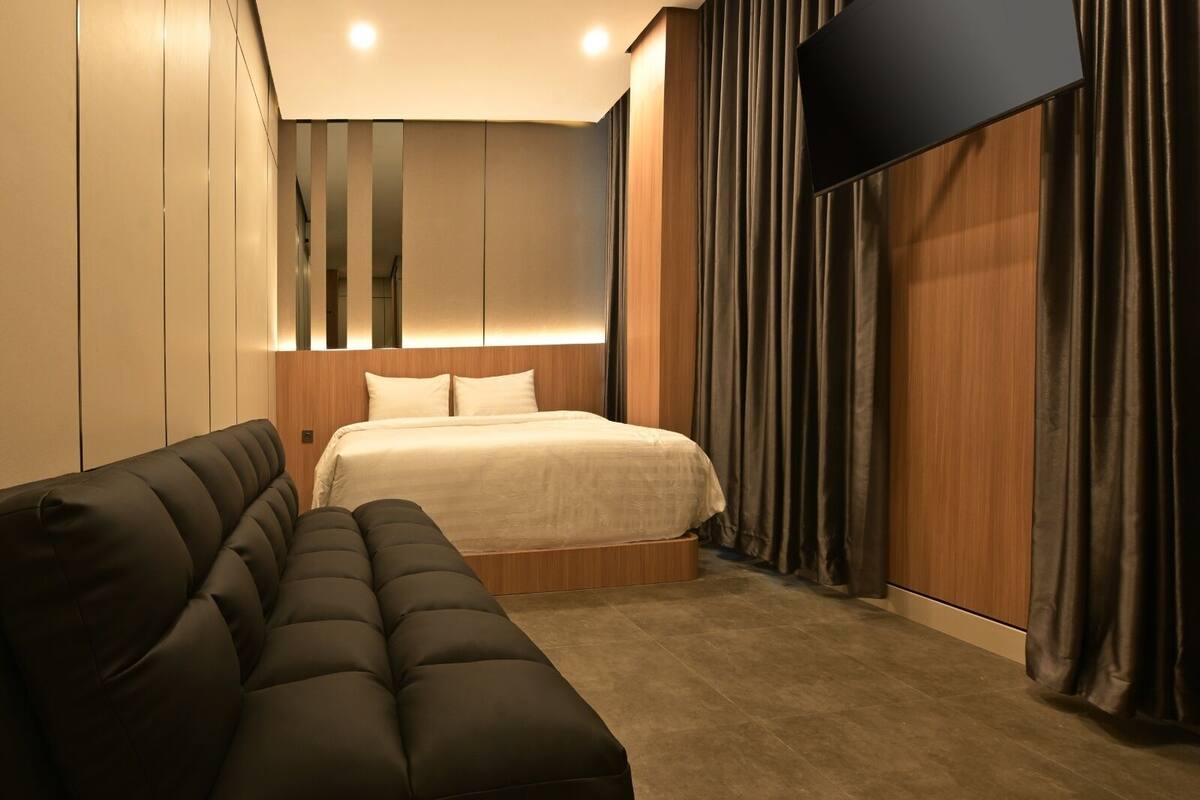 Luxury Double Room, 1 Double Bed with Sofa bed, Non Smoking | Free WiFi, bed sheets