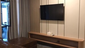 Luksusrom, 1 soverom | Oppholdsområde | En 55-tommers LED-TV med digitale kanaler
