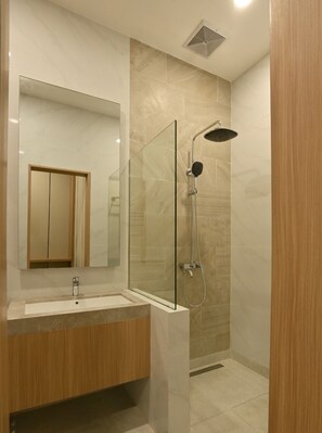 Hair dryer, towels - Alena Luxe Malioboro (Yogyakarta)