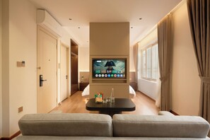 Luxe studio suite, 1 kingsize bed, uitzicht op tuin | Woonruimte | Televisie