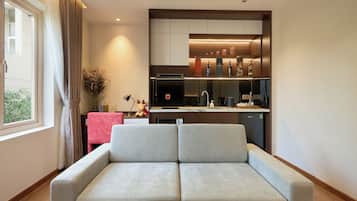 Luxury Studio Suite, 1 King Bed, Garden View | Private kitchenette | Mini-fridge, microwave, cookware/dishes/utensils