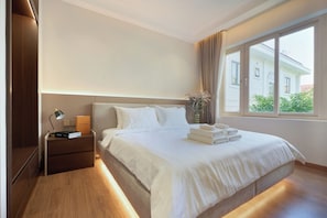 Luxe studio suite, 1 kingsize bed, uitzicht op tuin | Een bureau, een laptopwerkplek, gratis wifi