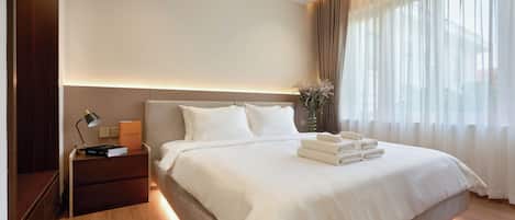 Luxury Studio Suite, 1 King Bed, Garden View