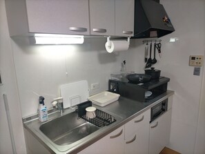 Private kitchen - YAHA39, a spacious 2LDK guesthouse, is a home base for sightseeing in Osaka and Nara. (東大阪市六万寺町2丁目)