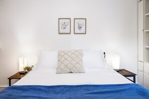 Free WiFi, bed sheets - Perch - Roosevelt Rambler Retreat: Quiet & Stylish (Seattle)