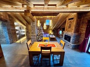Dining - Mountain apartment for couples with fireplace and shower with steam bath (La Salle)