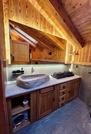 Dusche, Haartrockner, Bidet, Handtücher