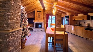Dining - Mountain apartment for couples with fireplace and shower with steam bath (La Salle)