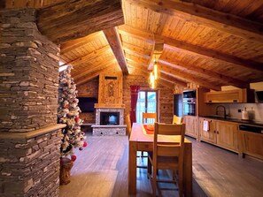 Dining - Mountain apartment for couples with fireplace and shower with steam bath (La Salle)