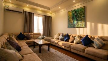 Deluxe Apartment, 2 Bedrooms | Living area