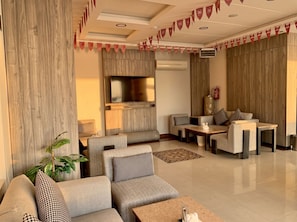 A modern living room with sofas, a TV, and a fireplace. - Vinas Riyadh Serviced Apartments (Riyadh)