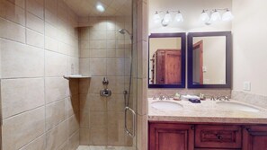 Shower, hair dryer, towels - Villager Condo 1242 - Cozy & Close to Dollar Mountain Skiing (Sun Valley)