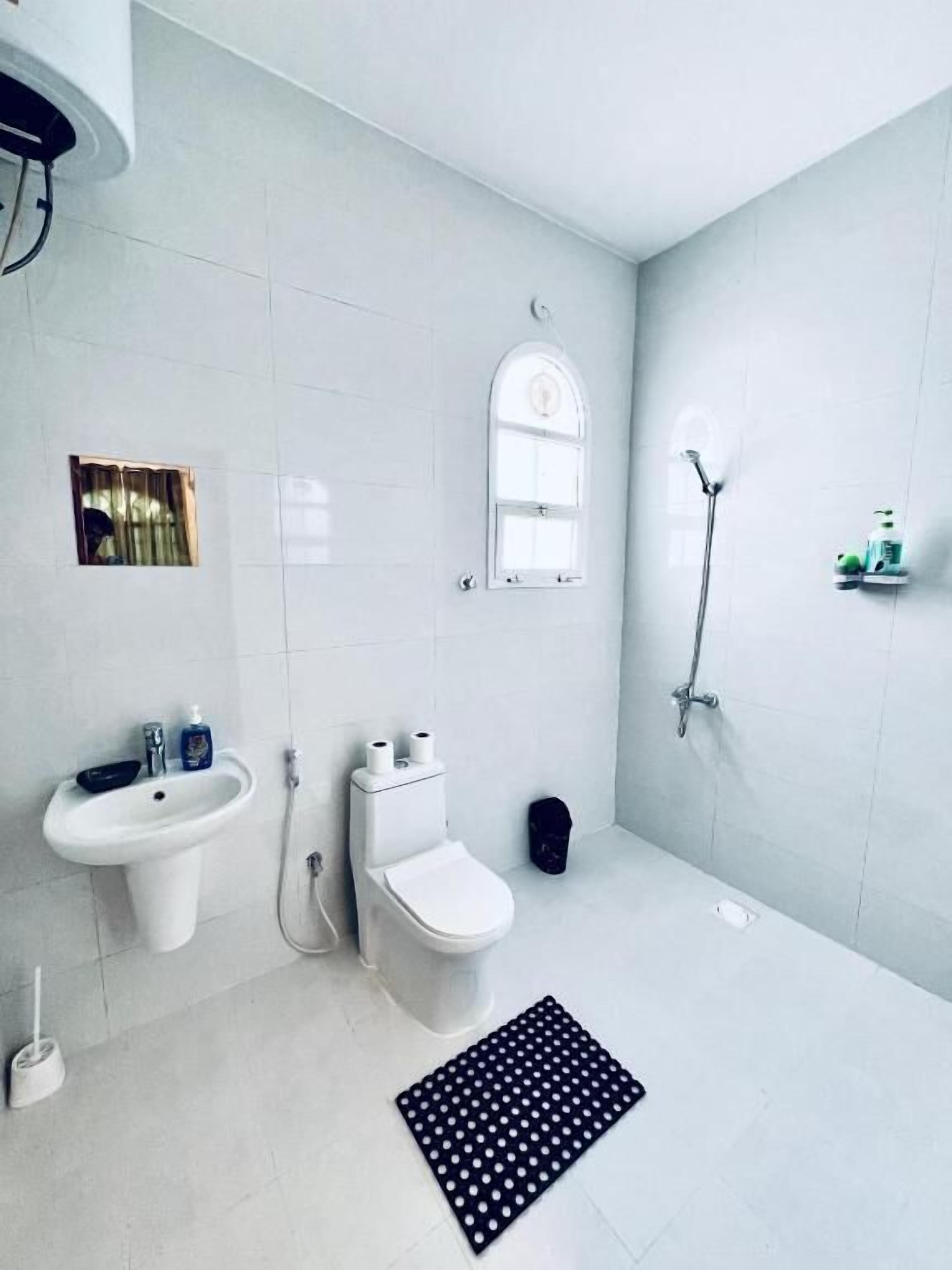 Shared Dormitory | Bathroom | Slippers, soap, shampoo, toilet paper