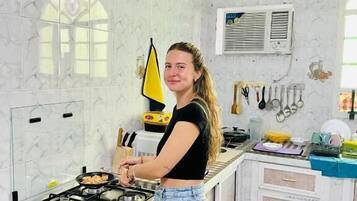 Full-size fridge, microwave, oven, dishwasher