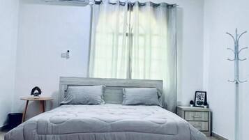 Espacio para trabajar con laptop y tabla de planchar con plancha