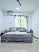 Espacio para trabajar con laptop y tabla de planchar con plancha 