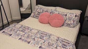 Iron/ironing board, WiFi, bed sheets