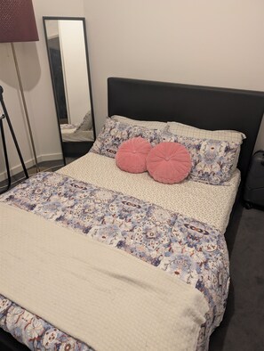 Iron/ironing board, WiFi, bed sheets - Top notch! Easy check-in and very comfortable. (Kilburn)