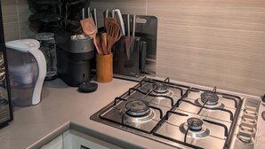 Een koffiezetapparaat/waterkoker, een koelkast, een microgolfoven