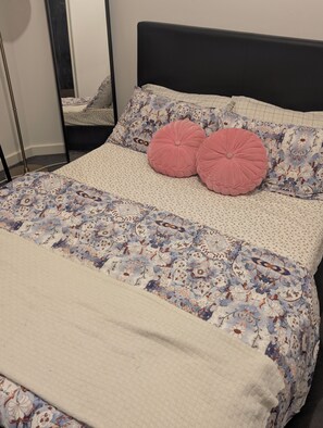 Iron/ironing board, WiFi, bed sheets - Top notch! Easy check-in and very comfortable. (Kilburn)