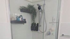 Een haardroger, een bidet, handdoeken, zeep